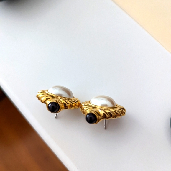 Vintage gold tone and Pearl  earrings for pierced ears. - Picture 2 of 4